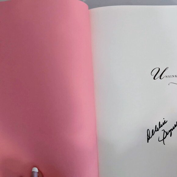 Debbie Reynolds Autographed "Unsinkable : A Memoir" Hardcover 1st/1st 2013 - Picture 6 of 8
